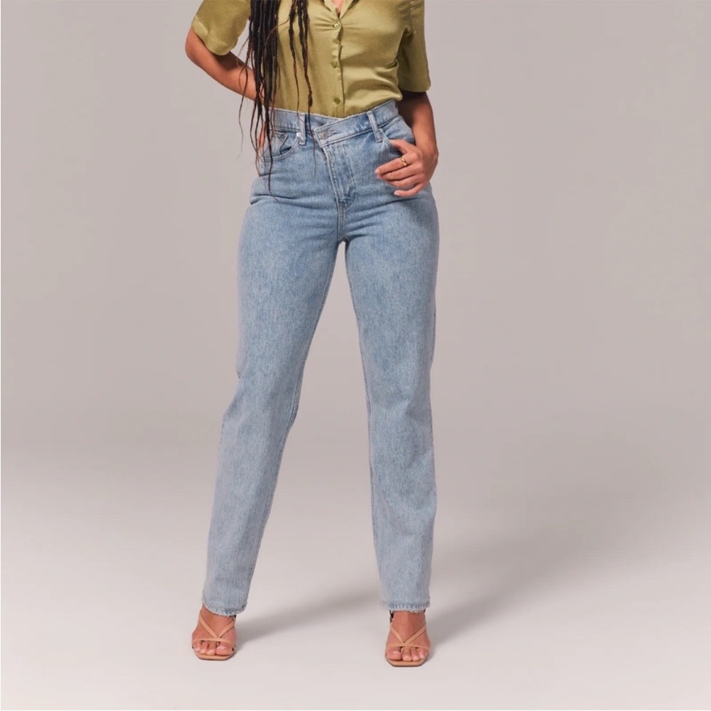 Abercrombie and Fitch “The 90’s Straight, Ultra High Rise” Curve Love